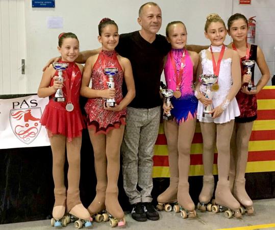 Les patinadores del Club Patinatge Artístic Sitges amb el seu entrenador. Eix