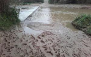 Les pluges obliquen a tallar un camí rural de Sant Sadurní, al seu pas sobre el riu Lavernó. Ajt Sant Sadurní d'Anoia