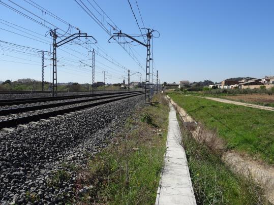 Les vies de rodalies Renfe encara són un perill en alguns punts del Penedès. Ramon Filella