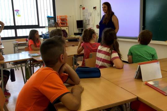 L’escriptora alacantina, Núria Albertí a l'aula. Eix