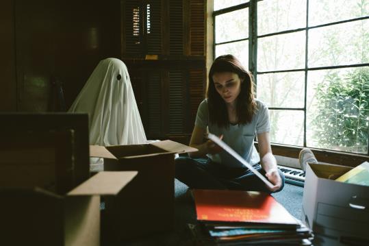 L'espectre, interpretat per Casey Affleck, que apareix a 'A ghost story' i l'actriu Rooney Mara, un film que es projecta al Festival de Sitges 2017 . 