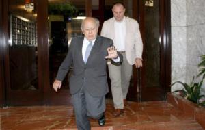 L'expresident Jordi Pujol sortint del seu despatx a Barcelona després de l'escorcoll . ACN / Ismael Peracaula