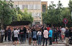 Llargues cues en l'hora prevista per a l'obertura dels col·legis electorals, a Vilanova i Canyelles. EIX