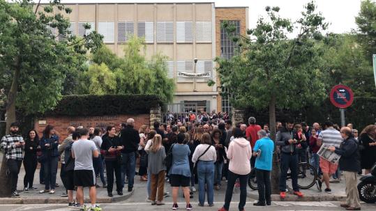 Llargues cues en l'hora prevista per a l'obertura dels col·legis electorals, a Vilanova i Canyelles. EIX