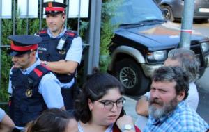 Manel Riu, amb camisa de quadres i barba, en una fotografia de l'1 d'octubre del 2017 quan veïns de Tremp defensaven el col·legi electoral on es duia.