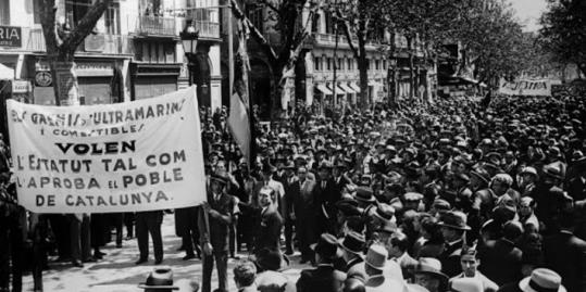 Manifestació a les rambles pro l’estatut del 1932 de Núria. Eix