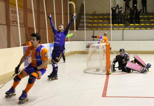 Marc Vázquez, celebrant el gol d’or que va donar el passi a quarts de final del Patí Vilafranca. Dídac Berlanga