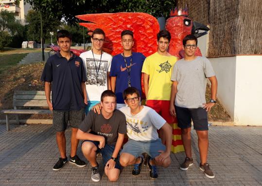 Membres de la Colla Aligot, a les portes d'encetar la seva darrera matinal infantil. Eix