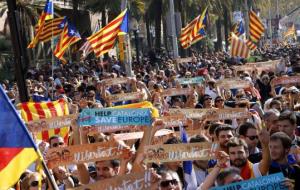 Milers de persones segueixen el ple del Parlament a peu de carrer als afores del Parc de la Ciutadella. ACN