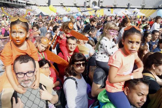 Milers de 'súpers' disfressats d'insectes omplen l'Anella Olímpica de Montjuïc per salvar el planeta. ACN