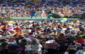 Milers de 'súpers' disfressats d'insectes omplen l'Anella Olímpica de Montjuïc per salvar el planeta