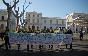 Mobilitzacions a l'estació de Vilanova en defensa dels 8 acomiadats