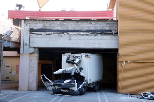 Mor un camioner al polígon les Mates del Vendrell en caure-li una placa de formigó damunt el vehicle. ACN