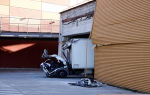 Mor un camioner al polígon les Mates del Vendrell en caure-li una placa de formigó damunt el vehicle