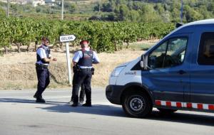 Mossos d'Esquadra a la carretera que connecta Sant Sadurní, Subirats i Vilafranca, lloc on han abatut un home vinculat amb els atemptats