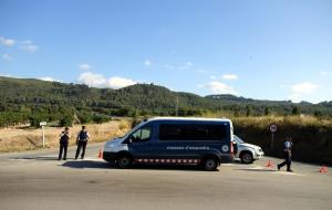 Mossos d'Esquadra a la carretera que connecta Sant Sadurní, Subirats i Vilafranca, lloc on han abatut un home vinculat amb els atemptats