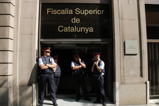 Mossos d'Esquadra custodiant la porta de la Fiscalia Superior de Catalunya, el 23 de setembre del 2017. ACN