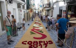Multitudinària celebració de Corpus a Sitges amb les populars catifes de flors desafiant l'onada de calor. Núria Picas
