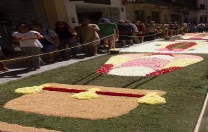 Multitudinària celebració de Corpus a Sitges amb les populars catifes de flors desafiant l'onada de calor