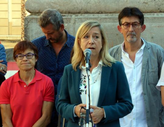 Neus Lloveras parlant durant la concentració a la plaça de la Vila de Vilanova i la Geltrú, el 17 d'octubre de 2017 . ACN