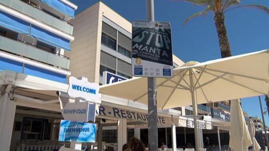 Nova acció de conscienciació ciutadana contra el top manta al Vendrell. Ajuntament del Vendrell