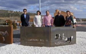 Nova rotonda decorada de La Carretera del Vi a Pacs del Penedès. EIX