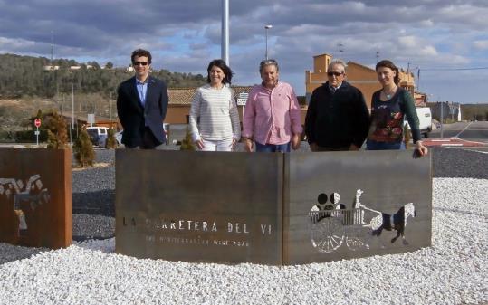 Nova rotonda decorada de La Carretera del Vi a Pacs del Penedès. EIX