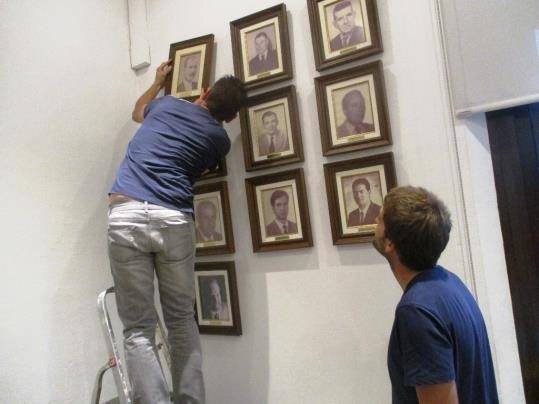 Olèrdola col.loca al saló de sessions de l’Ajuntament la fotografia de Josep Raventós Valldosera. Ajuntament d'Olèrdola