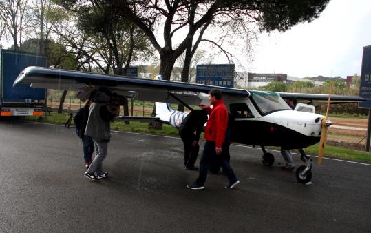 Operaris desmuntant l'avioneta que ha aparcat en un àrea de descans de l'AP-7 el 2 d'abril de 2017. ACN