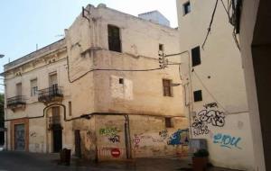 Ordenen l'enderroc d'un immoble que formava part de l'antiga muralla de Vilanova. Octavio Lorente
