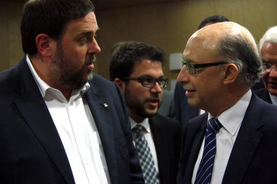 Oriol Junqueras i Cristóbal Montoro conversen abans que s'iniciï la reunió del Consell de Política Fiscal i Financera. ACN