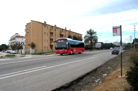 Parada de bus al costat de la N340. Eix