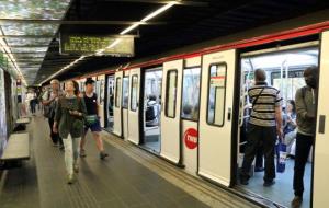 Passatgers pugen al metro al Liceu, amb el cartell informatiu al fons de l'afectació del servei el 3 d'octubre amb motiu de la vaga general. ACN