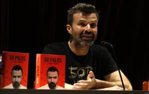 Pau Donés, amb dos exemplars del seu llibre '50 Palos', aquest dilluns 27 de febrer . ACN