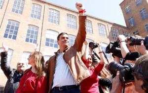 Pedro Sánchez alça el puny en un acte a Barcelona. ACN / Patrícia Mateos