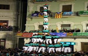 Pilar de 8 amb folre i manilles descarregat pels Castellers de Vilafranca, en la diada del Mercadal a Reus -en la ronda de pilars