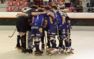 Pinya dels jugadors del CP Vilafranca al final del partit . Eix