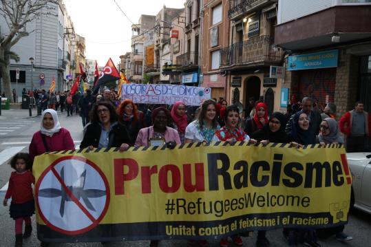 Pla contrapicat de la capçalera de la manifestació contra el racisme al Vendrell. ACN