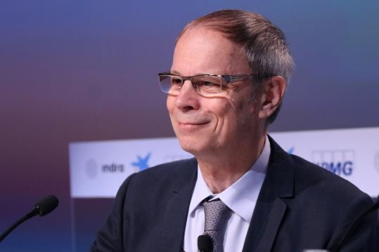 Pla curt del Premi Nobel d'Economia 2014, Jean Tirole, somrient, durant les jornades anuals del Cercle d'Economia a Sitges. ACN