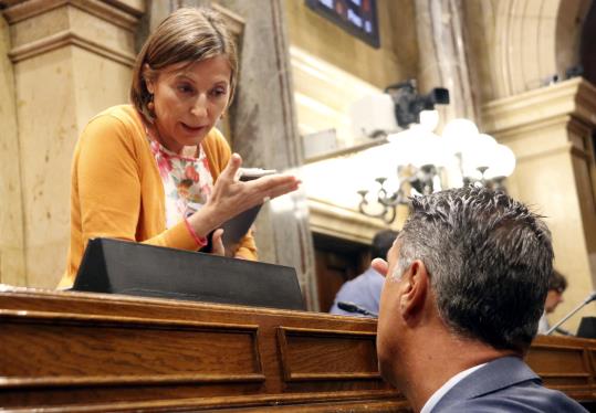 Pla curt del president del PPC, Xavier Garcia Albiol, parlant amb la presidenta del Parlament, Carme Forcadell, en acabar la sessió. ACN