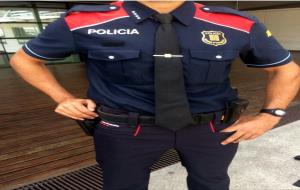 Pla curt del tors d'un mosso d'Esquadra amb el nou uniforme, amb camisa i corbata 