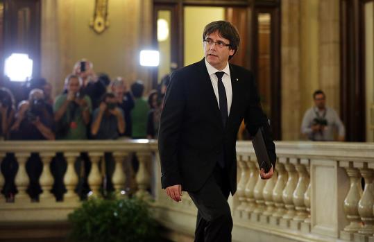 Pla de tres quarts del president de la Generalitat, Carles Puigdemont, pujant les escales principals del Parlament de Catalunya el 10 d'octubre. ACN