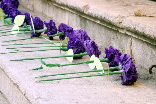Pla detall de les flors en record de les 40 dones assassinades enguany a l'Estat per violència masclista. ACN