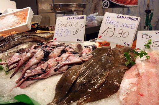 Pla detall del peix que es ven a una parada del Mercat Municipal de Vic. Imatge publicada el 10 de novembre de 2015. ACN
