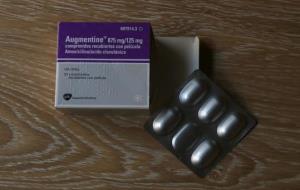 Pla detall d'una caixa d'antibiòtic. ACN