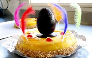Pla detall d'una mona de Pasqua amb un ou de xocolata al mig