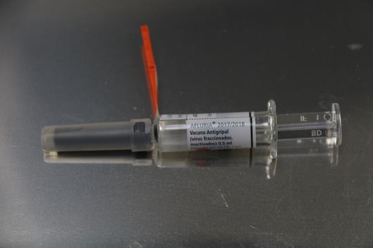 Pla detall d'una xeringa amb la vacuna de la grip el 23 d'octubre de 2017. ACN