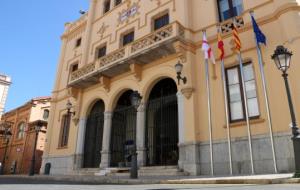 Pla general contrapicat de la façana de l'ajuntament de Sitges. ACN