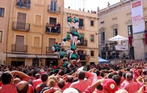 Pla general de la caiguda al descarregar dels dos de vuit sense folre dels Castellers de Vilafranca. ACN