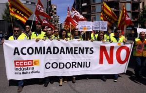 Pla general de la capçalera del bloc de treballadors de Codorniu a la manifestació del Primer de Maig a Lleida, l'1 de maig de 2017. ACN